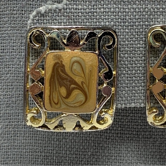 Vintage Gold Toned Square Stud Earrings with Yellow and Brown Swirl Design - Picture 3 of 7
